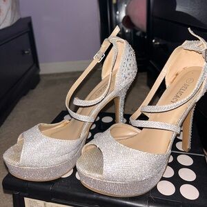 Delicacy sparkly high heel perfect for homecoming prom wedding day. Size 7